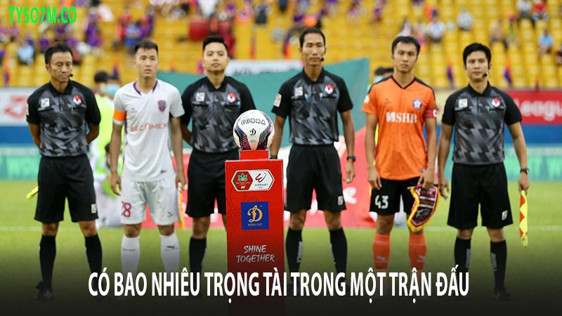 Trọng tài trong bóng đá: Quyền hạn và nhiệm vụ 10 Có bao nhiêu trọng tài trong một trận đấu bóng đá?