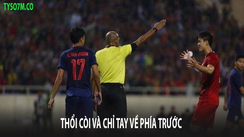 Trọng tài trong bóng đá: Quyền hạn và nhiệm vụ 12 Thổi còi - và chỉ tay phía trước