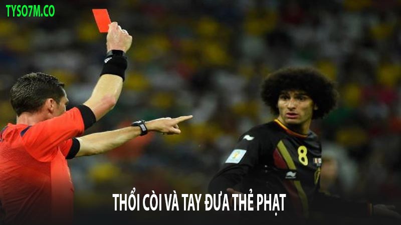 Trọng tài trong bóng đá: Quyền hạn và nhiệm vụ 13 Thổi còi - Tay đưa thẻ phạt